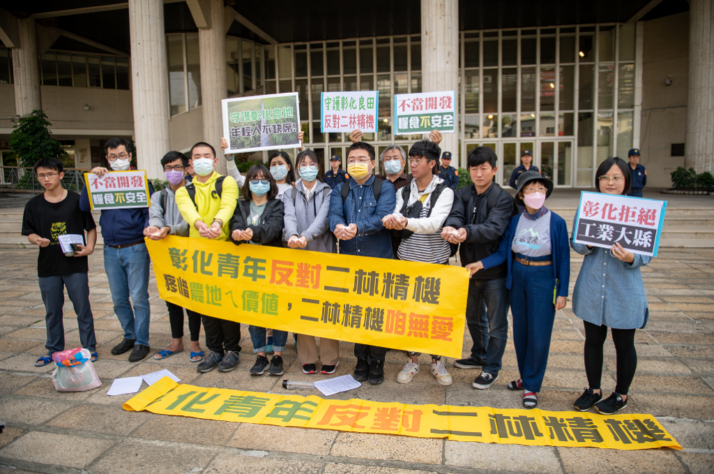 記者會最後，所有與會的青年雙手捧起一把台灣本土稻米高呼口號！呼籲全國青年及社會各界共同來守護台灣的農地與糧食安全。