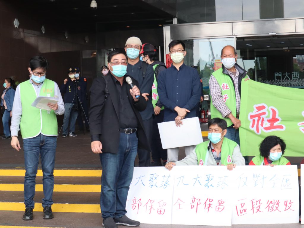 反台南鐵路東移自救會會長陳致曉指出區段徵收是不公益的開發方式